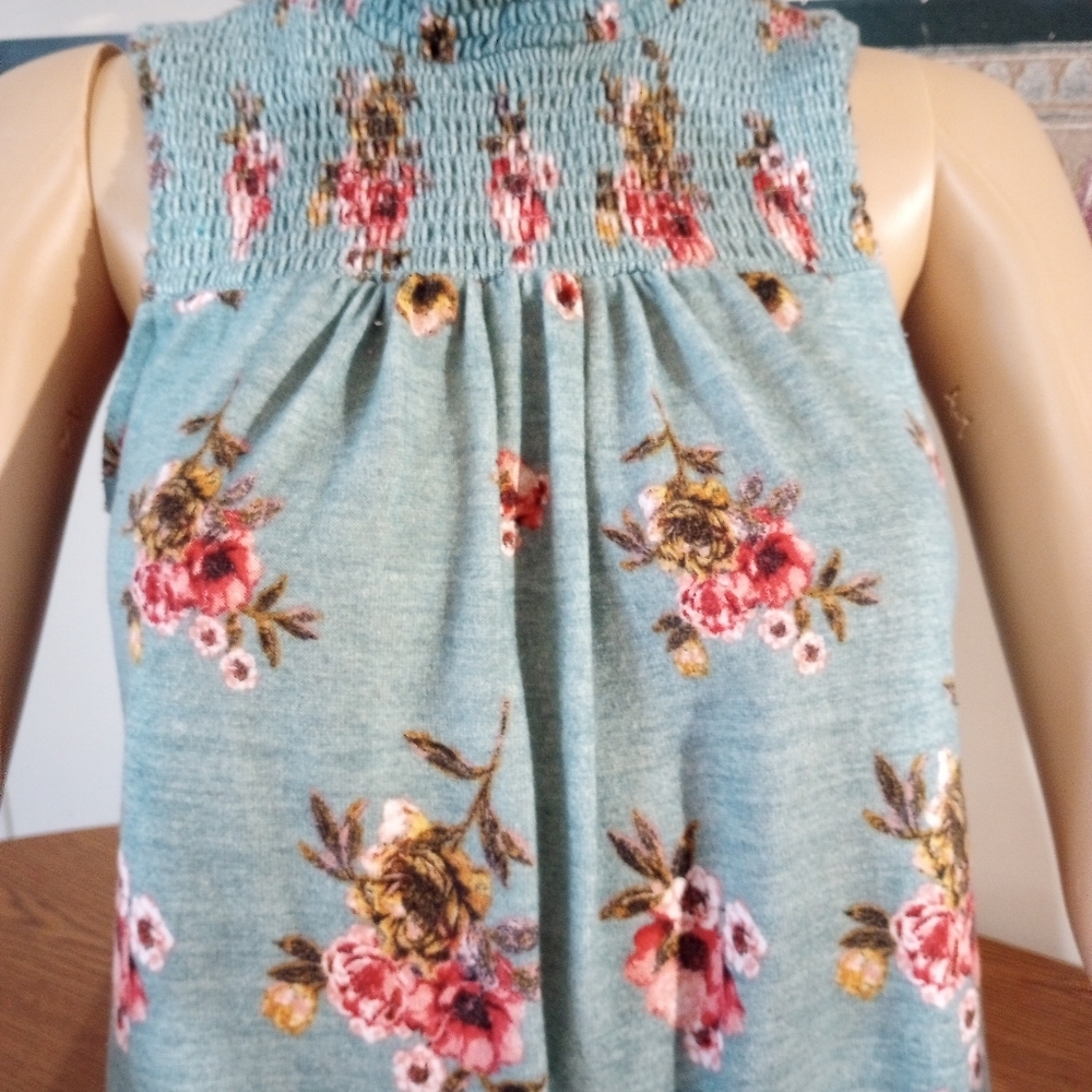 Jolt brand floral mock neck sleeveless top; neutral green. Size: S
